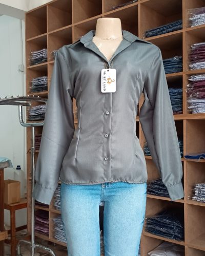 camisa feminina lisa cinza